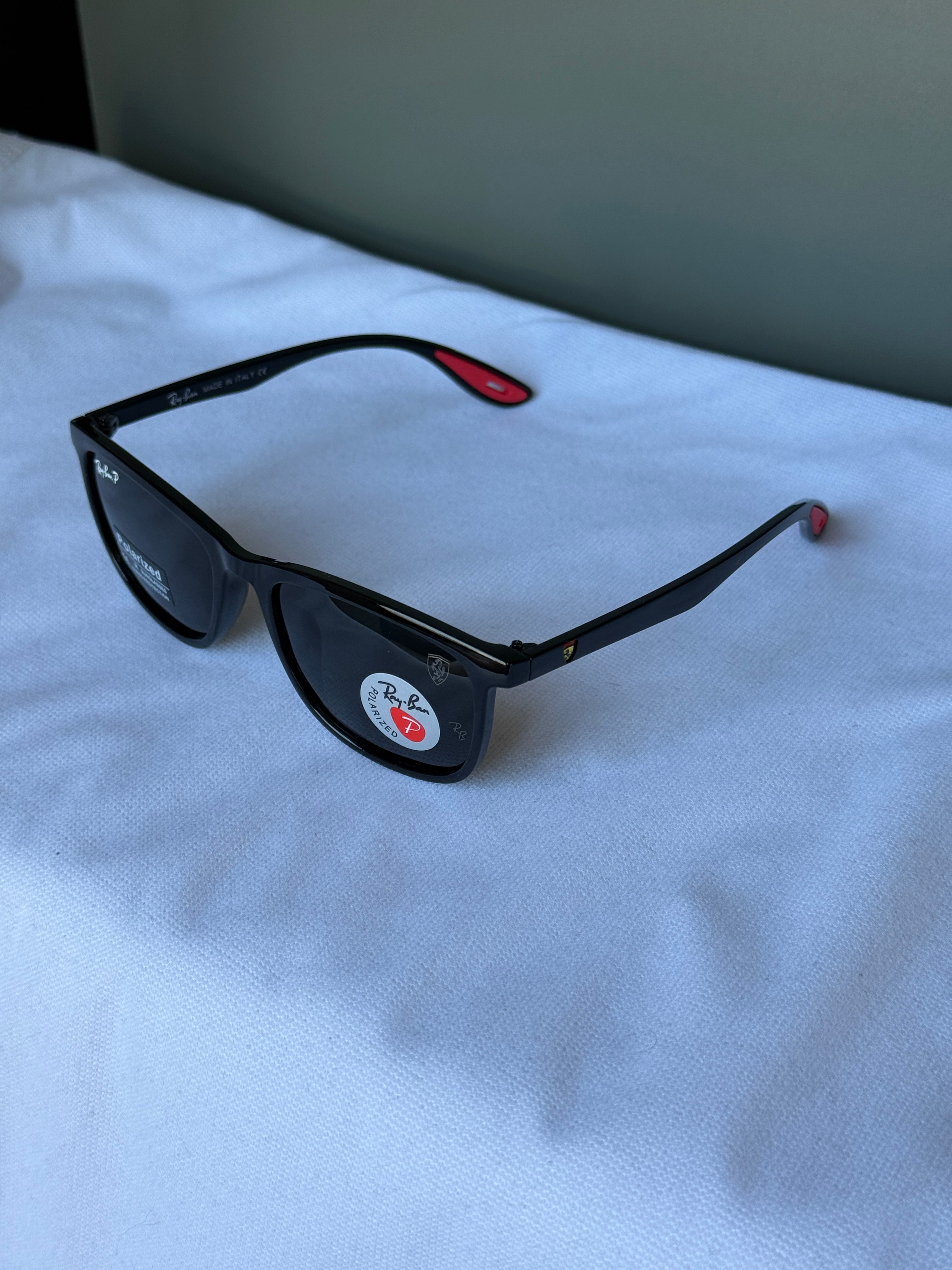 Ray-Ban x Scuderia Ferrari Sleek Polarize Güneş Gözlüğü